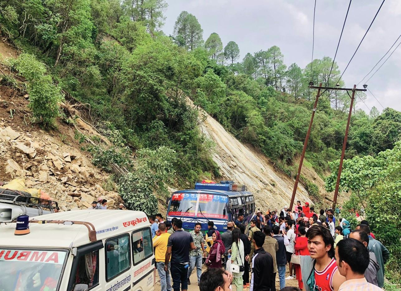 सल्यानमा गुडिरहेको बसमा करेन्ट लाग्दा दुई जनाको घटनास्थलमै मृत्यु